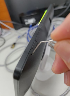 Кнопка сброса настроек на модели UtiClock Slim